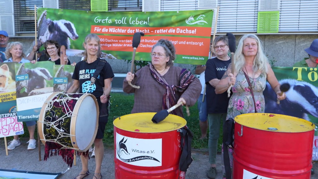 Foto: Tierschützer trommeln aus Protest vor dem Umweltministerium