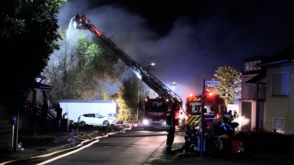 Die Feuerwehr löscht einen Brand in einer Lagerhalle mit Lithium-Ionen-Batterien in Höfröschen