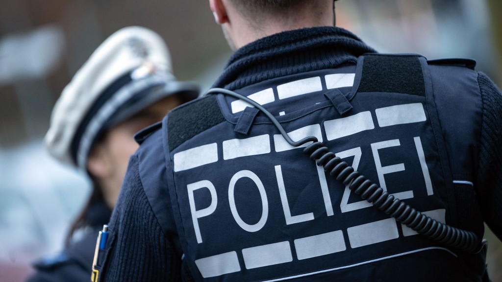 Foto: Polizisten in Uniform bei einem Einsatz