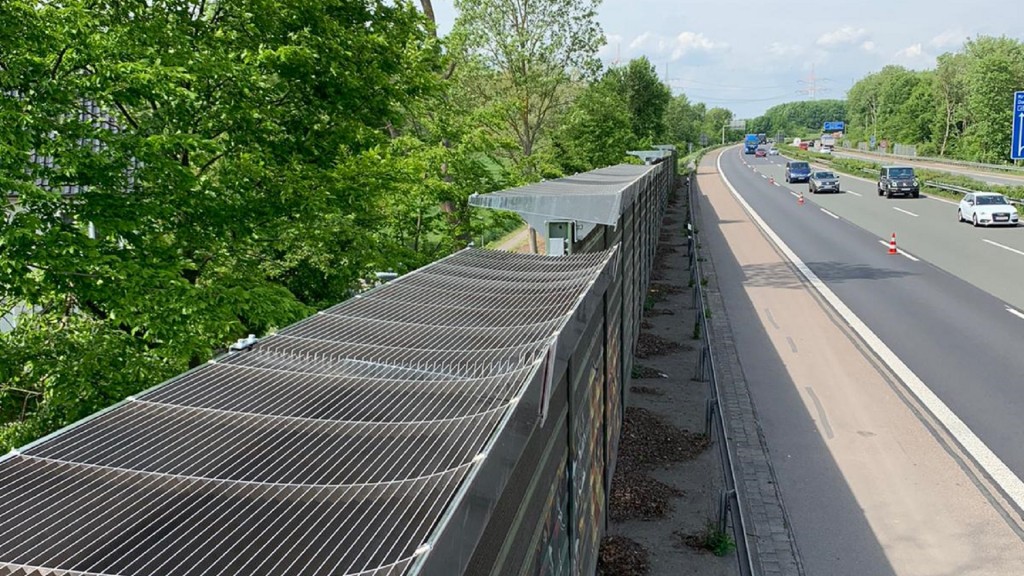 Diffraktor auf der Wand im Bereich der Autobahn