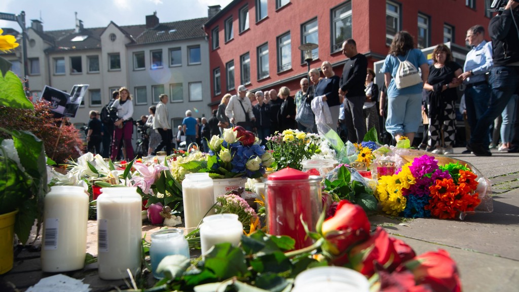 Bürger gedenken mit Blumen und Kerzen der Opfer der Messerattacke in Solingen.