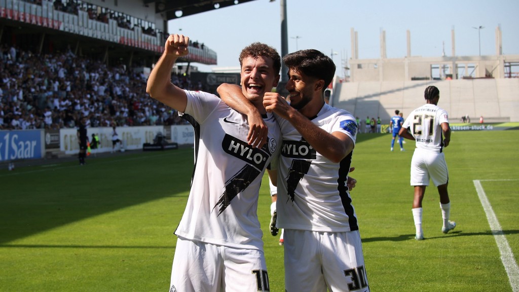 Foto: Fisnik Asllani und Muhammed Damar bejubeln das 3:0 für die SV Elversberg im Spiel gegen SV Darmstadt 98.