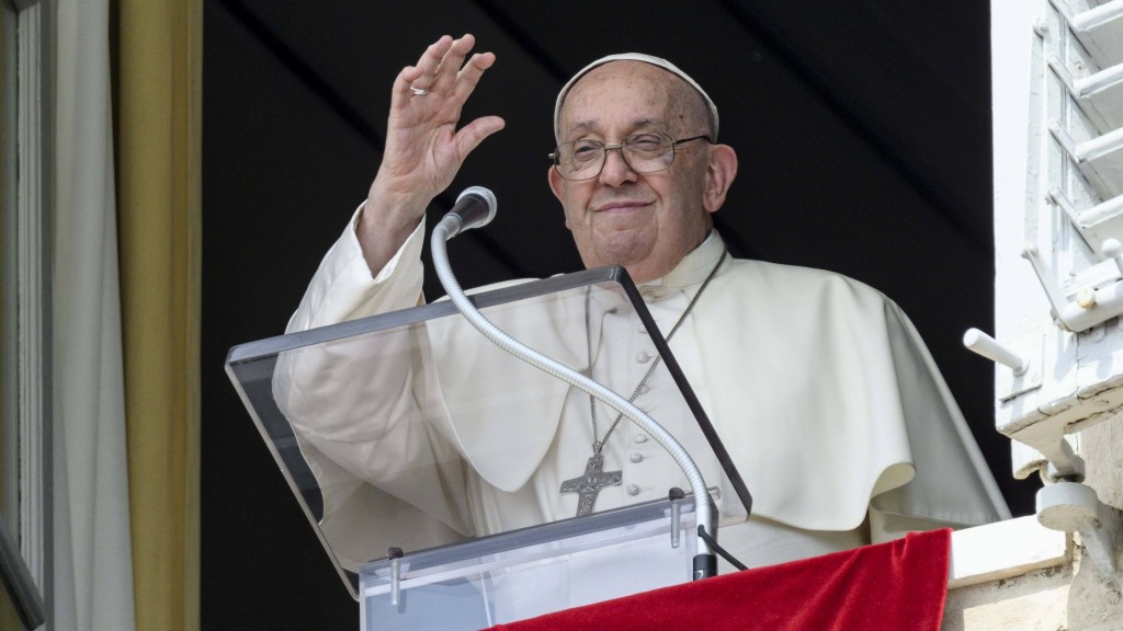 Papst Franziskus winkt den Besuchern zu