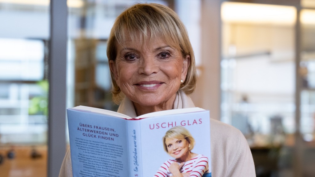 Uschi Glas, Schauspielerin, hält ihr Buch «Ein Schätzchen war ich nie» in den Händen.