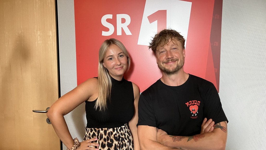 Samu Haber mit SR 1-Moderatorin Maren Dinkela im SR 1 Studio