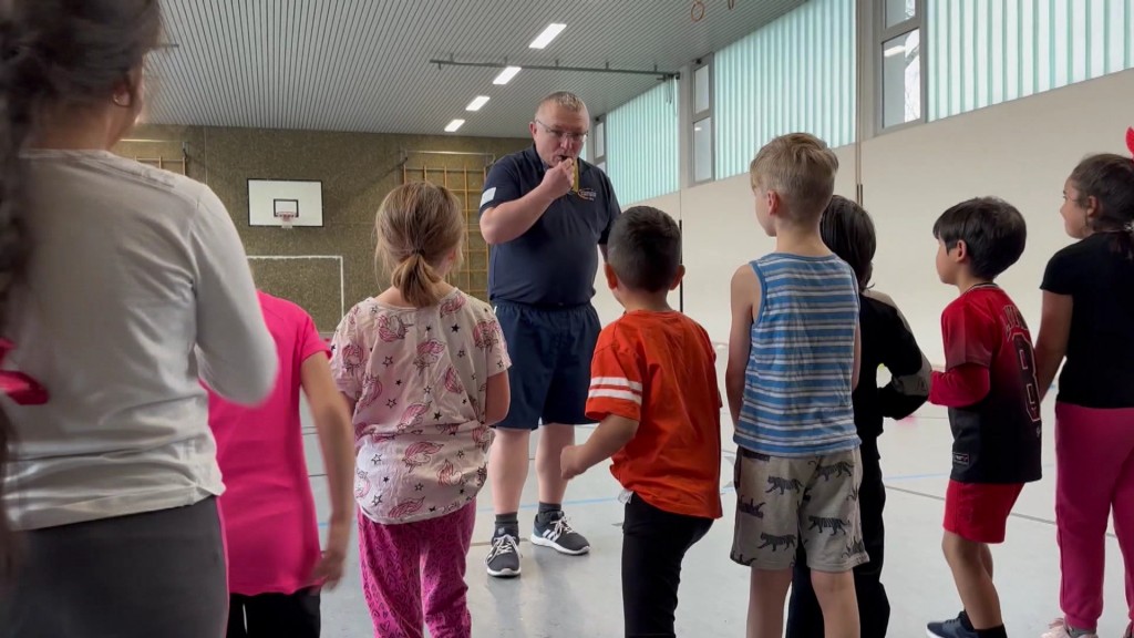 Ein Übungsleiter vom Sportmobil des Saarländischen Landessportverbands ist in einer Schulklasse zu Gast