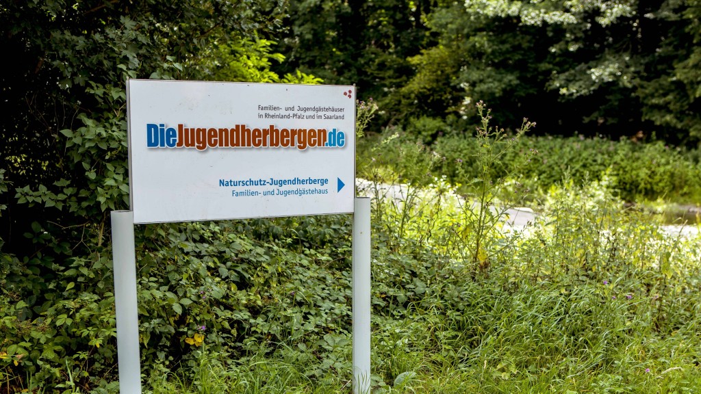 Foto: Ein Schild weist auf eine Jugendherberge hin.