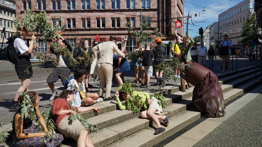 Eine Protestaktion gegen die Rodung des St. Johanner Stadtwaldes in Saarbrücken. 