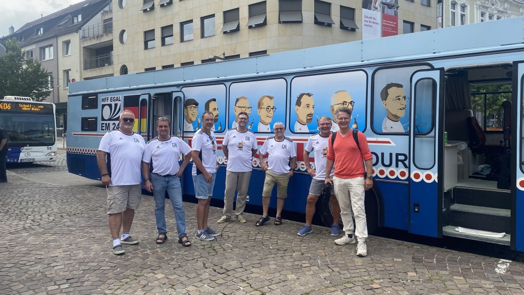 Michael Friemel mit den Lebachern und ihrem EM-Bus