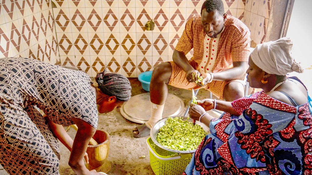 Foto: Bubacarr und zwei Frauen