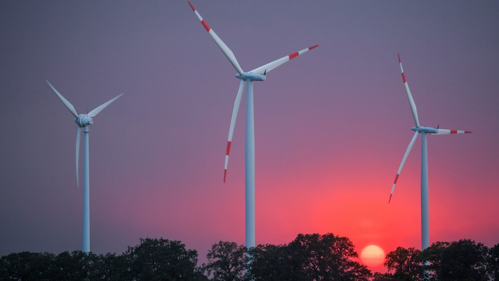 Foto: Windräder stehen vor der untergehenden Sonne.