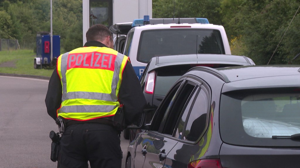 Foto: Polizeibeamter bei einer Kontrolle