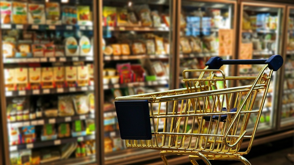 Ein Einkaufswagen vor dem Kühlregal im Supermarkt