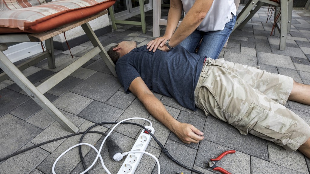 Symbolfoto: Ersthelfer. Wiederbelebung mit einer Herz-Druck-Massage nach Kreislauf-Stillstand.