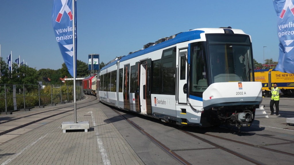 Foto: Neue Saarbahn-Züge in Berlin vorgestellt 