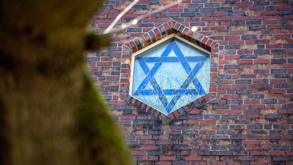 Foto: Der Davidstern ist in einem Fenster der Synagoge zu sehen