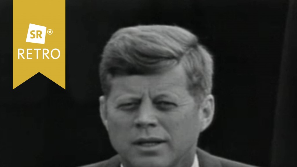 John F. Kennedy vor Mikrofonen