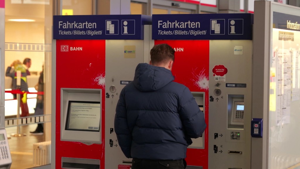 Foto: Mann vor Fahrkartenschalter 