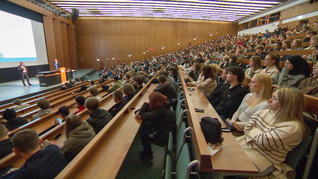 Junge Studierende sitzen im Hörsaal