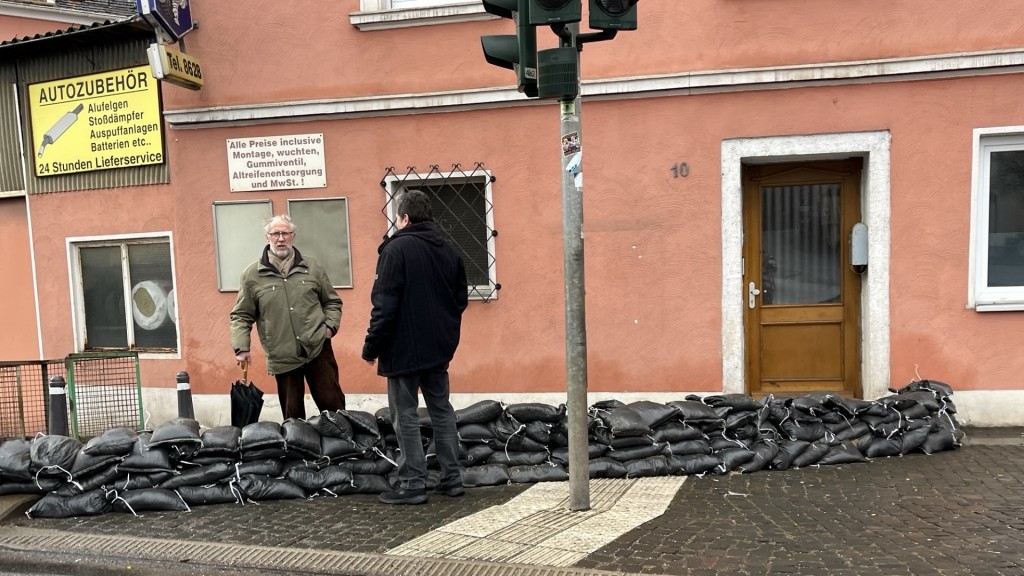 Sandsäcke wurden zum Schutz von Häusern in Ottweiler gestapelt