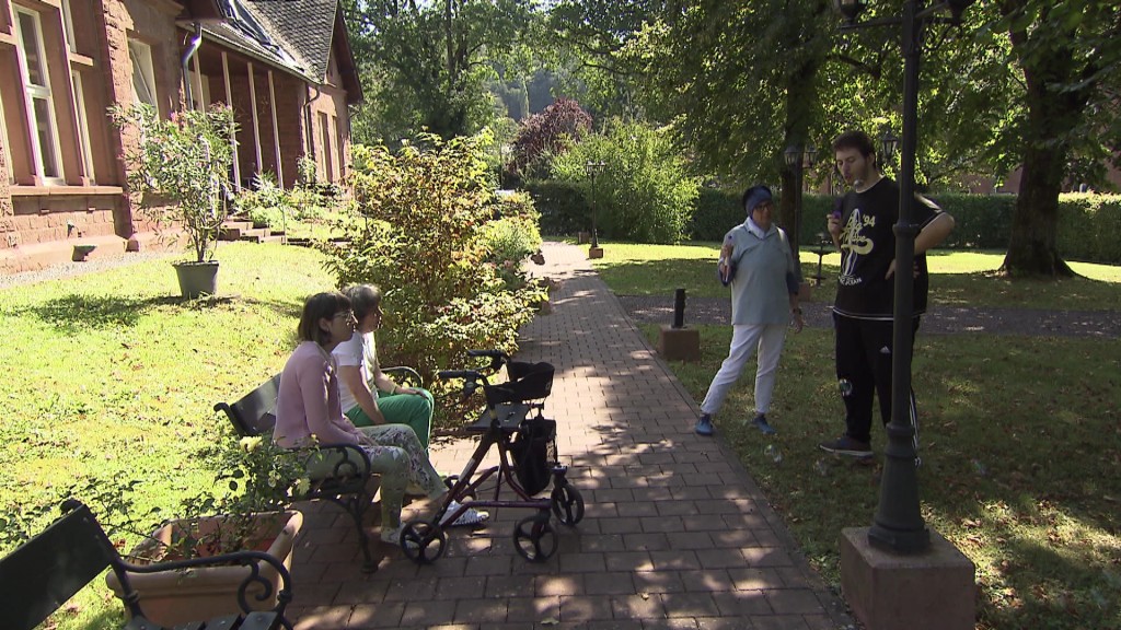 Foto: Junge pflegebedürftige Menschen in einem Garten