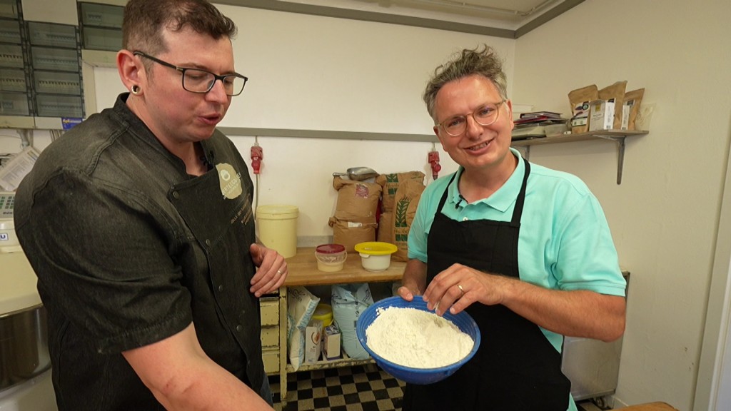 Foto: Michael Friemel beim Brotbacken