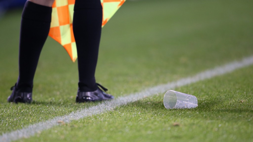 Ein von Fans geworfener Trinkbecher liegt auf dem Spielfeld.