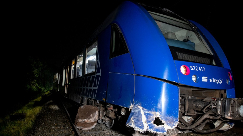 Der Triebwagen eines Regionalexpress des Unternehmens vlexx steht neben den Schienen im Gleisbett.