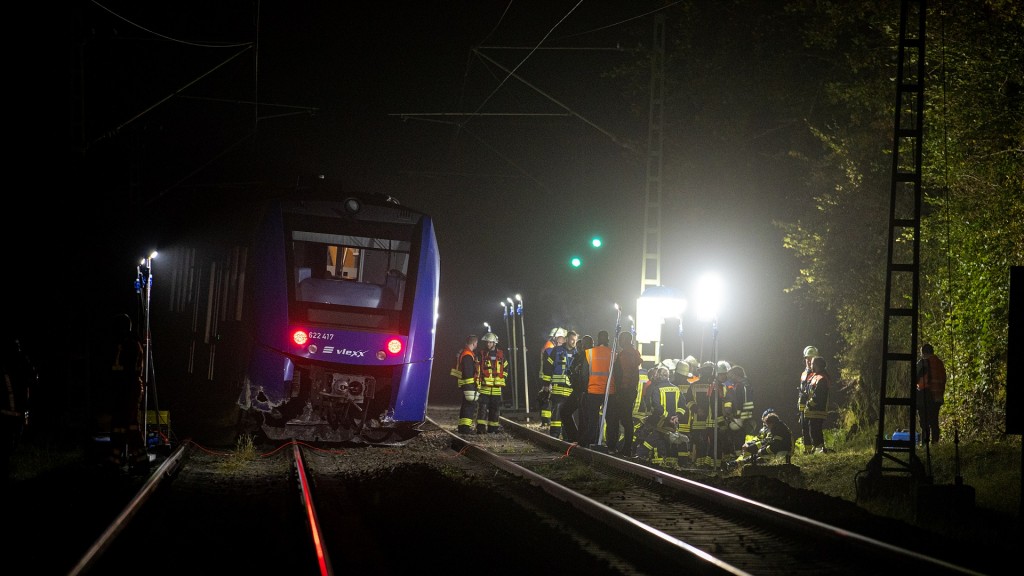 Regionalzug entgleist. Feuerwehrleute arbeiten an einem Regionalexpress des Unternehmens vlexx. 