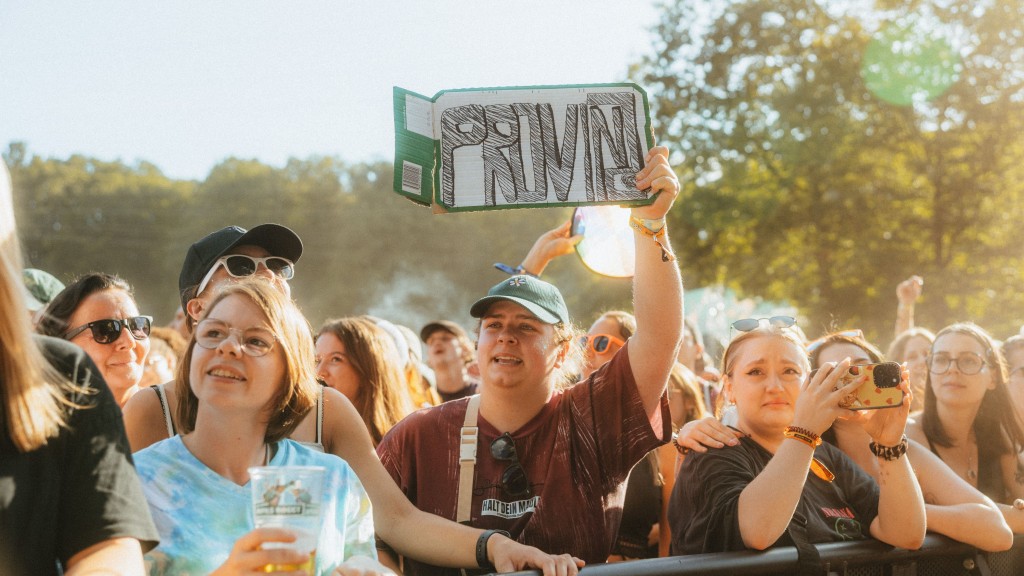 Foto: Fans der Band Provinz beim Rocco del Schlacko 2024