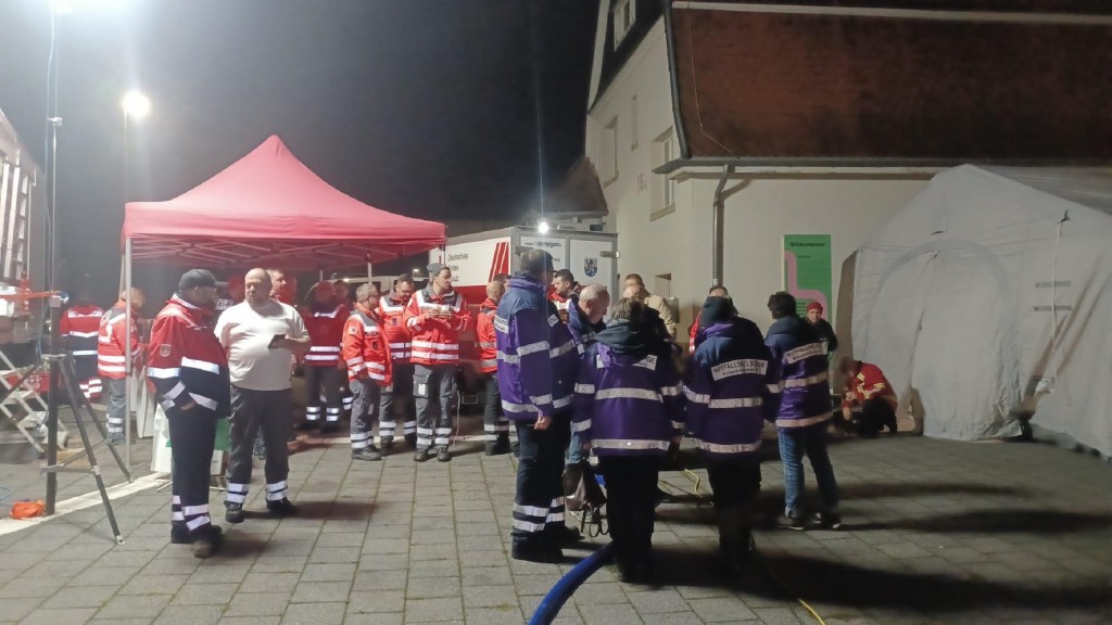 Nachdem bei Namborn ein Zug entgleist ist, haben die Rettungskräfte am Bahnhof in Türkismühle ihre Einsatzstelle eingerichtet.