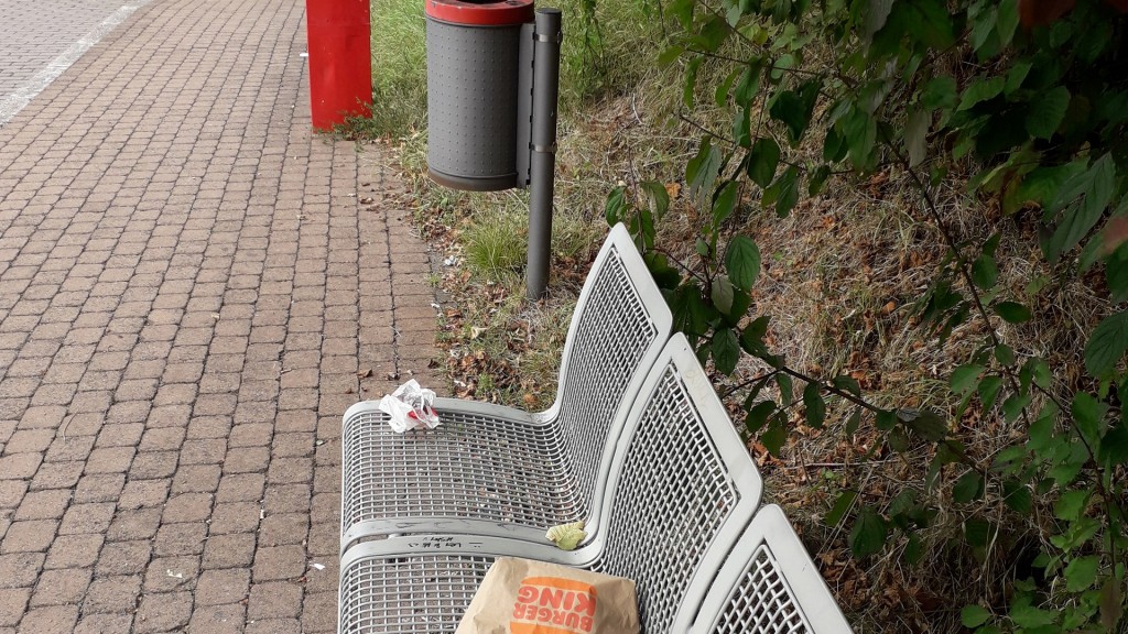 Foto: Müll auf einer öffentlichen Bank in St. Ingbert