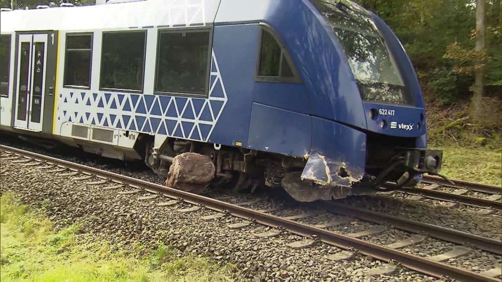 Der bei Namborn entgleiste Zug steht neben einem Felsbrocken auf den Gleisen