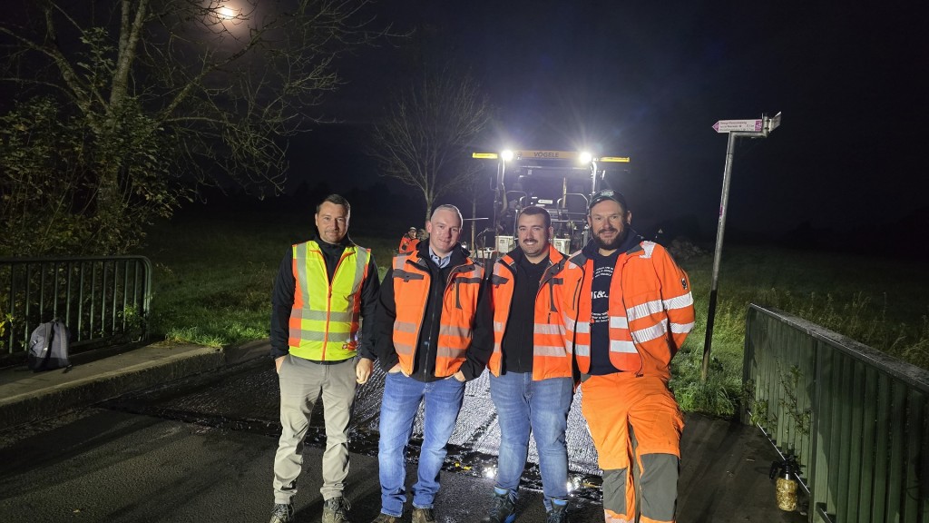 Marcel König, Matthias Rehlinger, Niklas Klauck, Jens Bickler beim Asphaltieren in der Gemeinde Weiskirchen