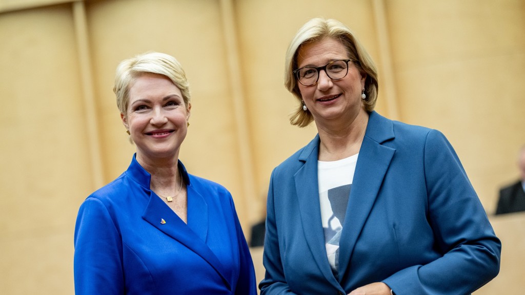 Die scheidende Bundesratspräsidentin Manuela Schwesig (SPD) gratuliert ihrer Nachfolgerin Anke Rehlinger (SPD) zur Wahl.