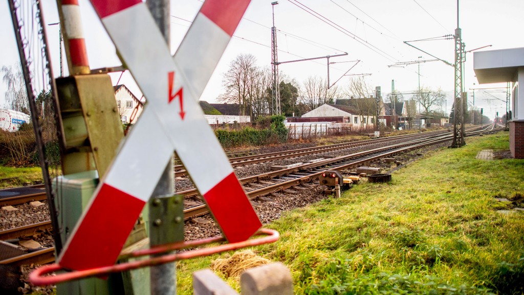 Ein Andreaskreuz steht an einem Bahnübergang