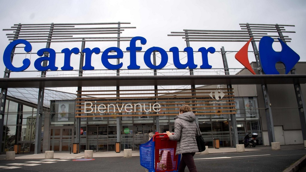 Eine Besucherin betritt einen Supermarkt des französischen Einzelhandelskonzerns Carrefour.