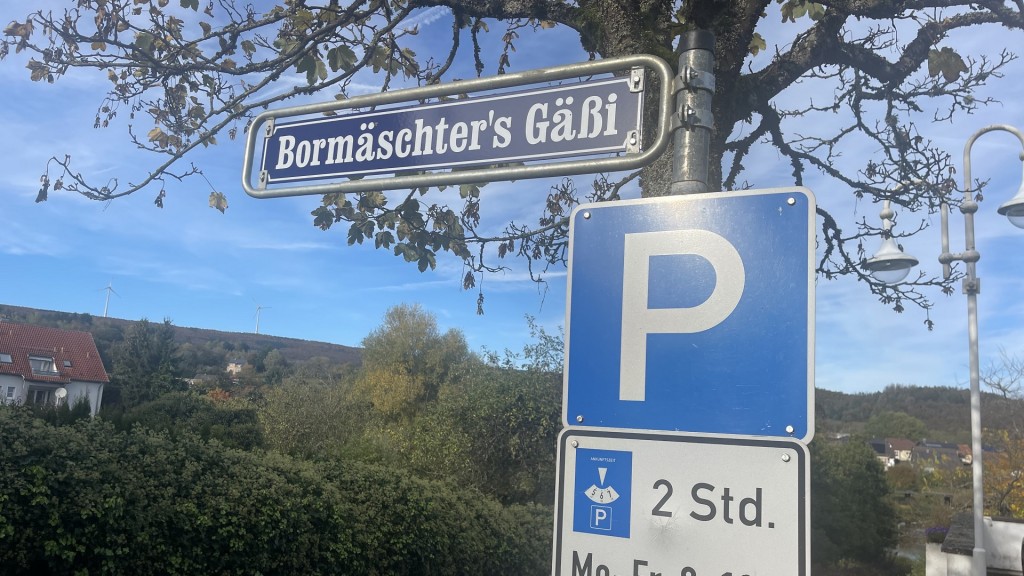 Schild mit einem alten Straßennamen in der  Germeinde Weiskirchen