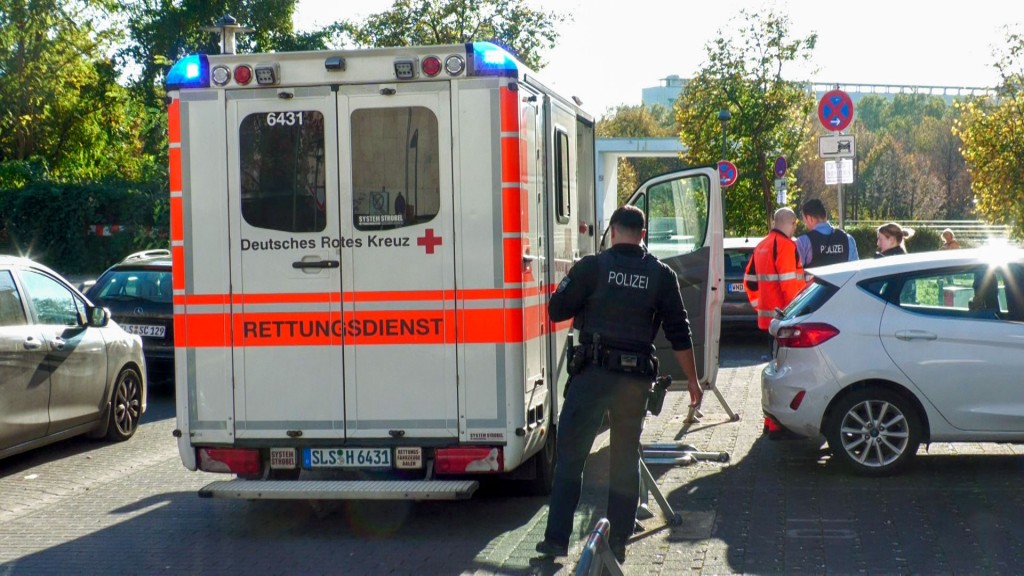 Foto: Rettungsdienst und Polizei bei einem Einsatz nach einem Zwischenfall vor dem Saarbrücker Arbeitsamt