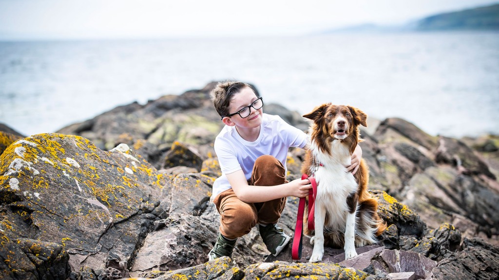 Foto: Ein Junge mit einem Hund am Meer - der Kinderfilm Der und und ich