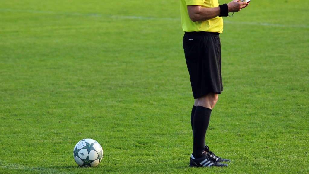 Ein Schiedsrichter auf dem Fußballplatz