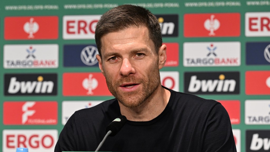  Xabi Alonso spricht auf einer Pressekonferenz