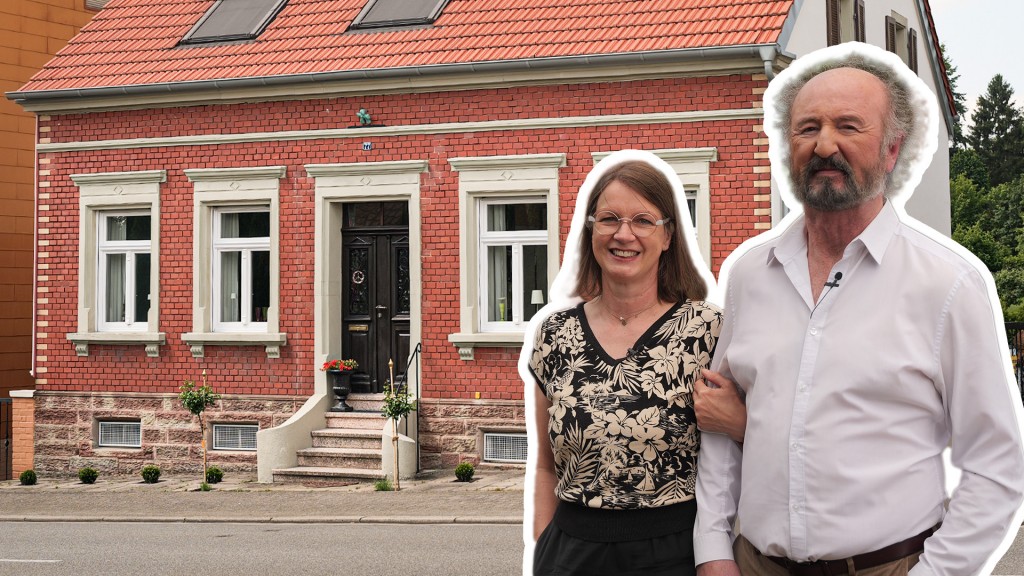 Foto: Die Künstler Susanne und Dietmar Gross vor ihrem alten saarländischen Bergmannshaus in Neunkirchen.