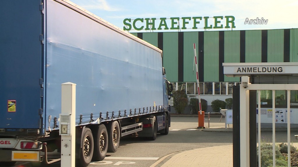 Foto: Ein LKW fährt bei Schaeffler in Homburg vor