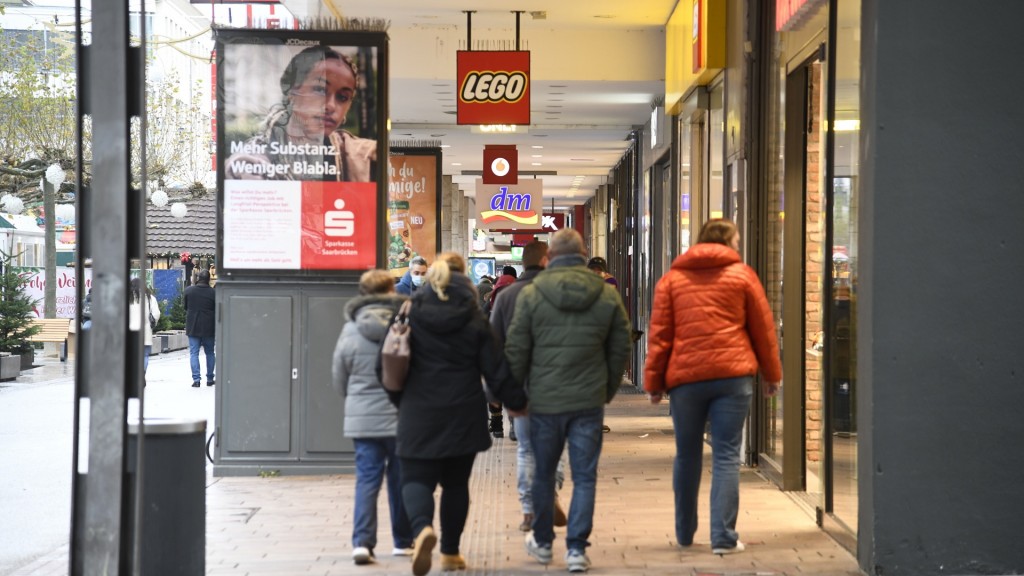 Passanten sind in der Saarbrücker Innenstadt unterwegs.