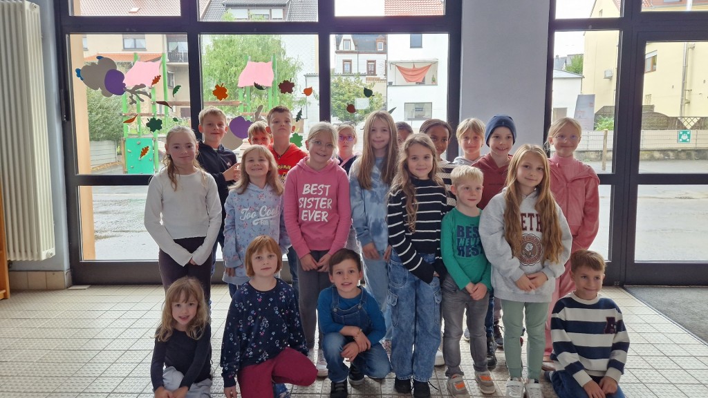 Die Klassen 1 bis 4 der Grundschule Wemmetsweiler