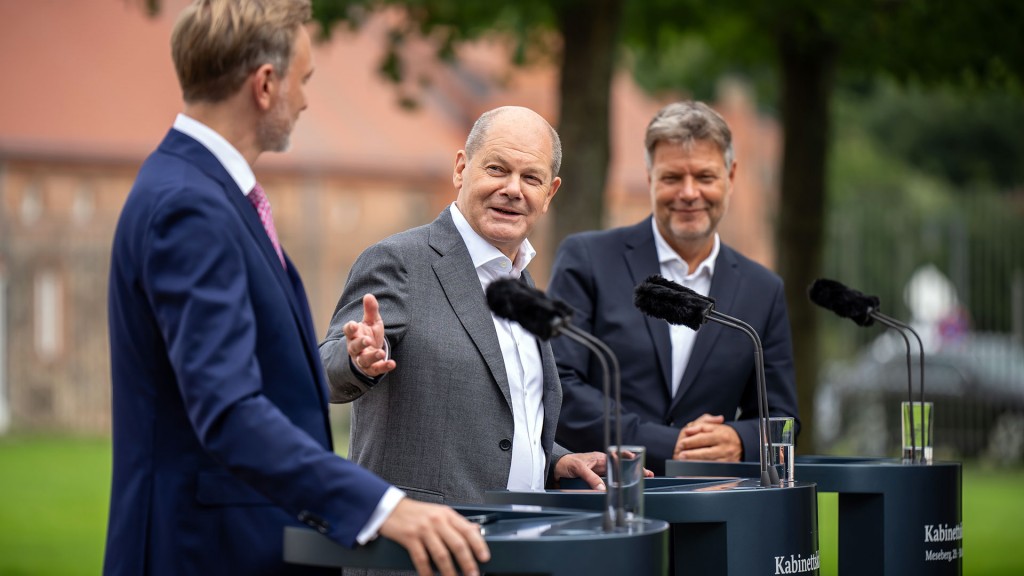 Bundeskanzler Olaf Scholz (SPD) zwischen Christian Lindner (FDP) und Robert Habeck (Bündnis 90/Die Grünen)