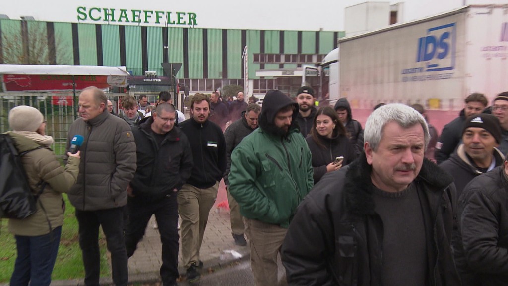 Foto: Menschen vor Schaeffler Betrieb