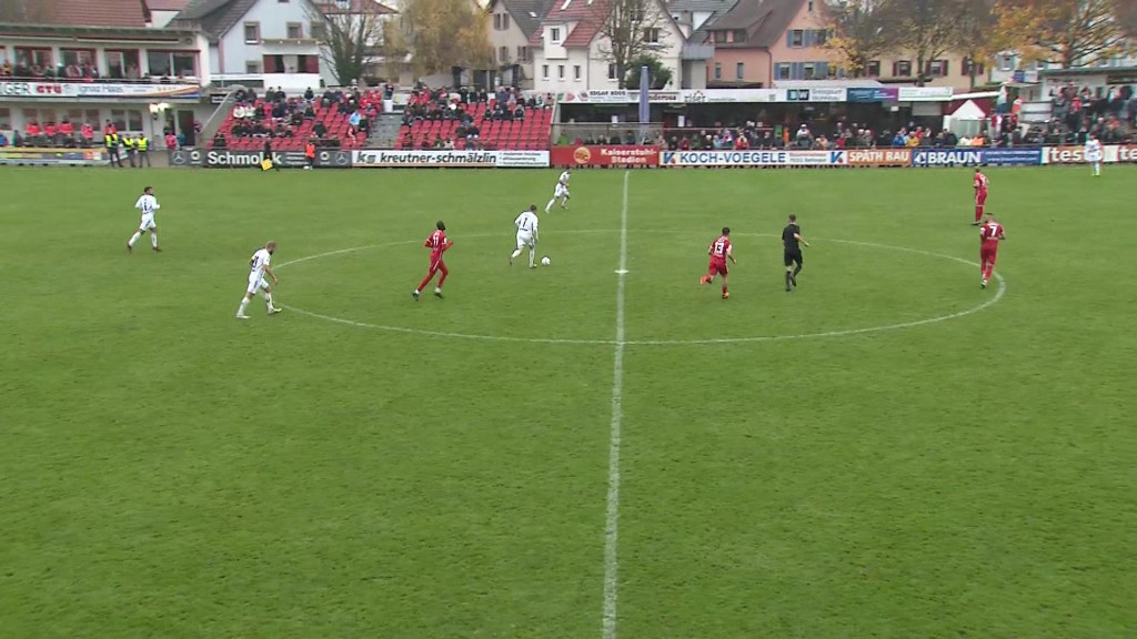 Foto: Spieler des FCH und Bahlingen auf dem Rasen