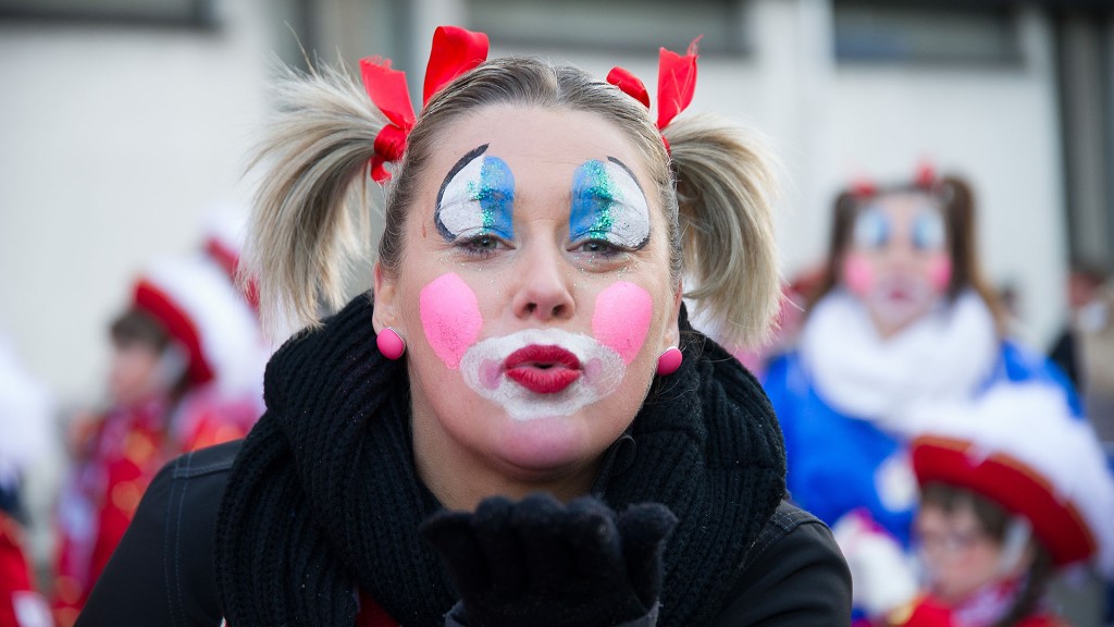 Eine Clownin beim Rosenmontagsumzug in Neunkirchen